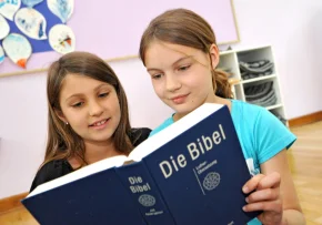 Mädchen mit Bibel epd bild Jens Schulze | Foto: epd bild/Jens Schulze