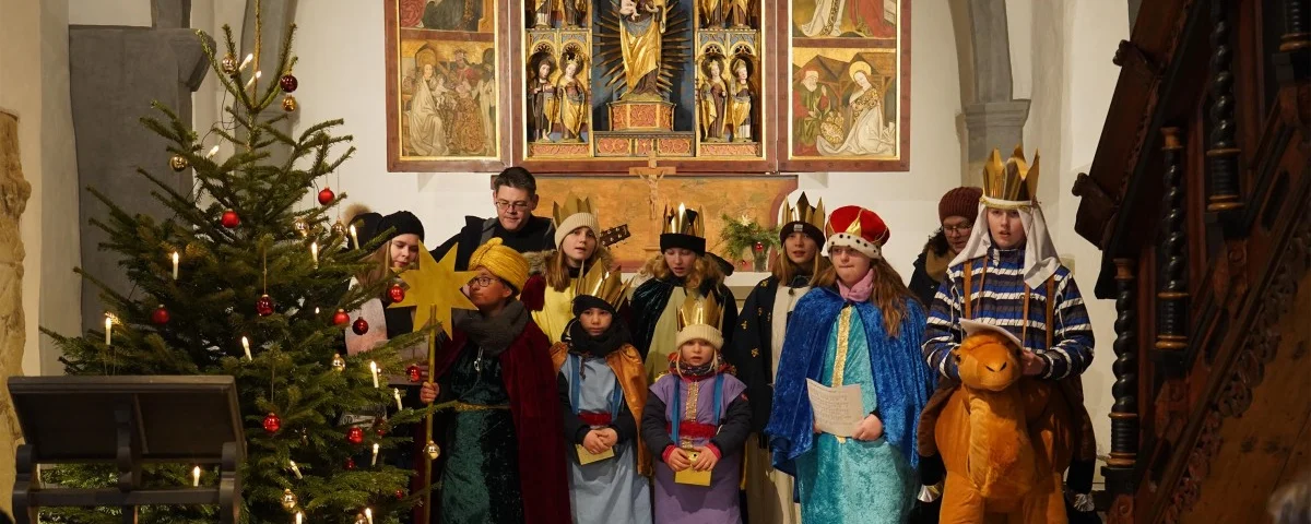 Die Sternsingerkinder aus Pölzig bringen den Segen in die Kirche Dorna