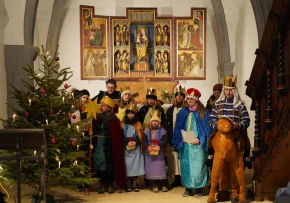 Die Sternsingerkinder aus Pölzig bringen den Segen in die Kirche Dorna