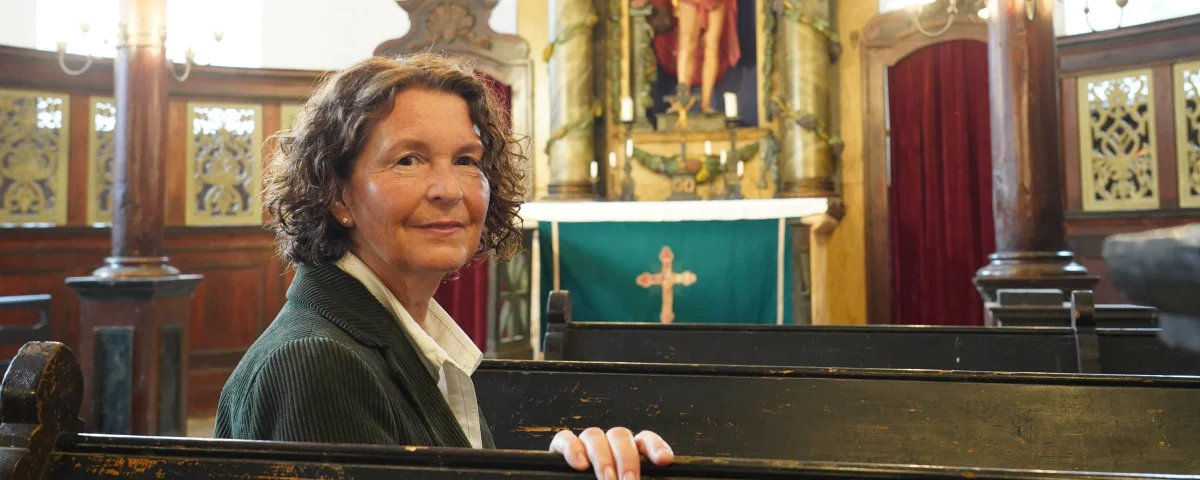 Ulrike Schwarz begann 1993 ihre Arbeit als Pfarrerin in Liebschwitz. Die kleine Dorfkirche gegenüber dem Pfarrhaus ist ihr in guter Erinnerung geblieben.